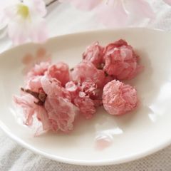 Salt-Cured Cherry Blossoms A picture of Salt-Cured Cherry Blossoms.