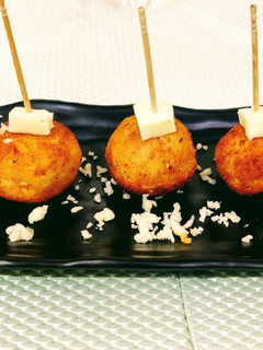 चीज़ पोटैटो बॉल्स(cheese potato balls recipe in hindi) रेसिपी मुख्य फोटो