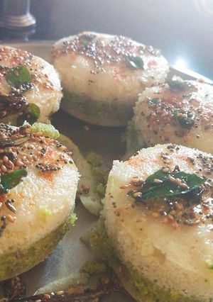 सँडविच ढोकळा (sandwich dhokla recipe in marathi) रेसिपी चे मुख्य फोटो