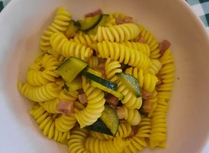 Foto di Fusilli con zucchine, speck e zafferano