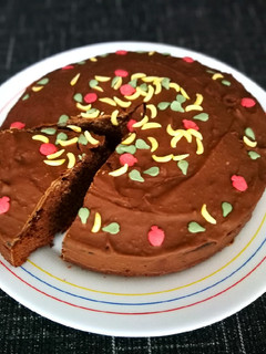 Una foto de Tarta de chocolate Milka con glaseo de chocolate