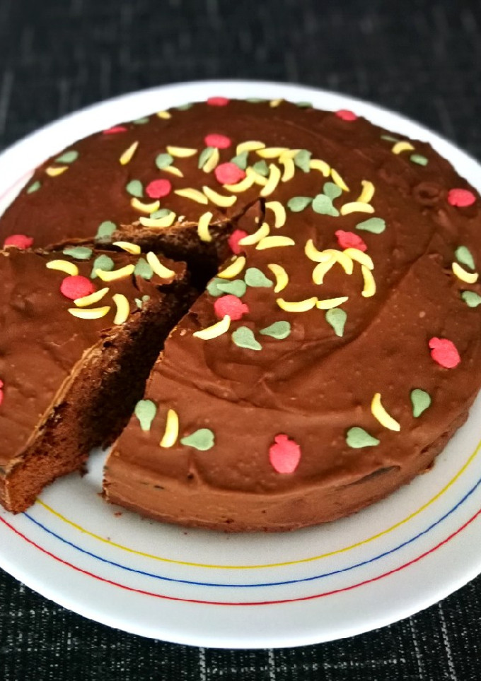 Una foto de Tarta de chocolate Milka con glaseo de chocolate