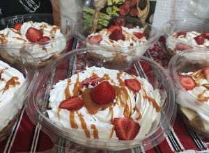 O poză a rețetei Spaghete din clătite cu mix de fructe și topping de caramel.
