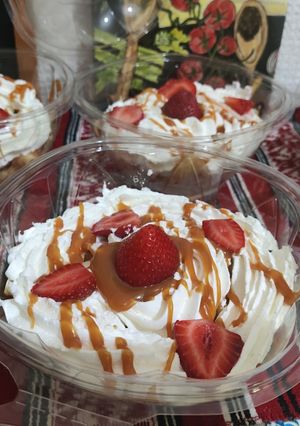 O poză a rețetei Spaghete din clătite cu mix de fructe și topping de caramel.