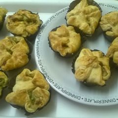 A picture of Creamy chicken and leek puffins..