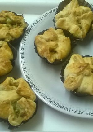 A picture of Creamy chicken and leek puffins..