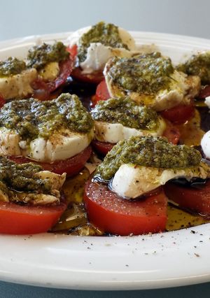 A picture of Tomato Mozzarella Pesto Salad.