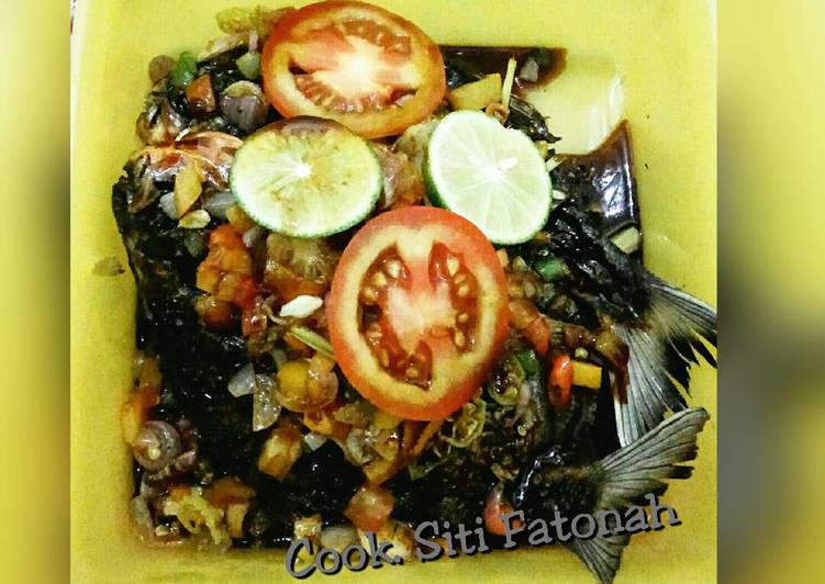 Resep Ikan bawal sambel mata+kecap ala bumill aziiipppp, Menggugah Selera