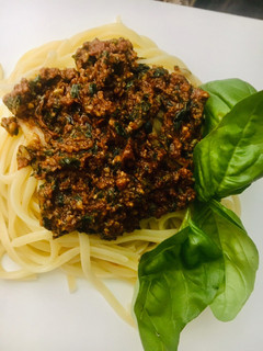 Una foto de SALSA PESTO (con albahaca 🌿 y tomates 🍅 secos)😋👏🥰🌿🍅🤩😋