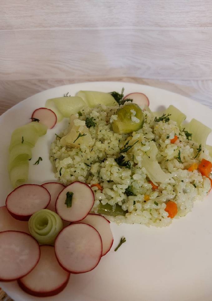 Пісний рис зі шпинатом та овочами