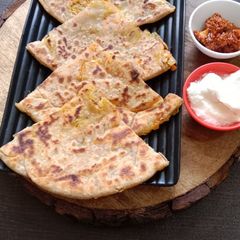 A picture of Mix vegetable paratha.