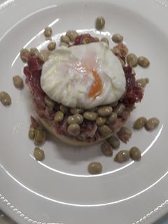 Una foto de Ensalada tibia de habitas, jamón y atún