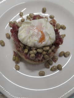 Una foto de Ensalada tibia de habitas, jamón y atún