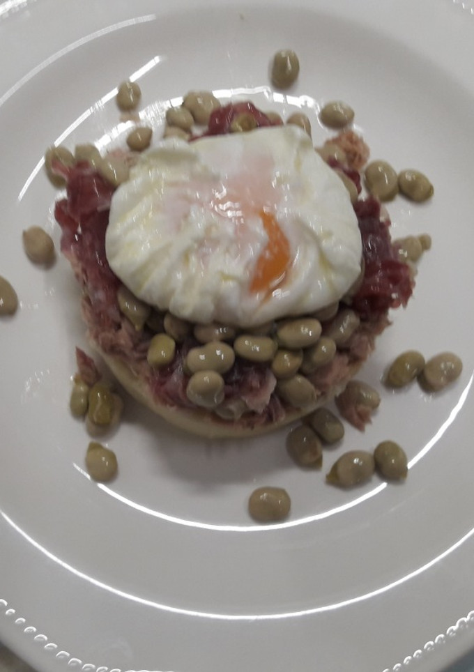 Una foto de Ensalada tibia de habitas, jamón y atún