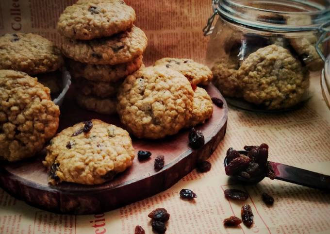 Chewy Oatmeal Raisin Cookies