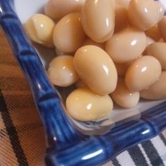 A picture of Quick Boiled Soybeans in a Pressure Cooker.
