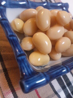A picture of Quick Boiled Soybeans in a Pressure Cooker.