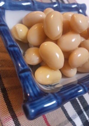A picture of Quick Boiled Soybeans in a Pressure Cooker.