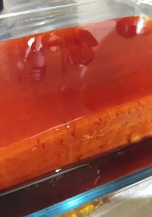 Una foto de Postre de sémola y salsa de vino tinto
