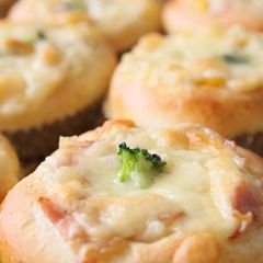 A picture of Gratin Bread (with Microwaved White Sauce).