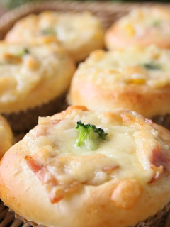 A picture of Gratin Bread (with Microwaved White Sauce).