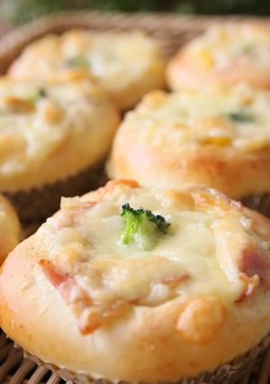 A picture of Gratin Bread (with Microwaved White Sauce).