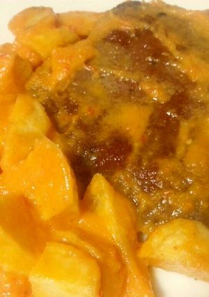 Una foto de Filete ruso con patatas y salsa de tomate casero