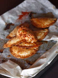 Una foto de Empanadillas al horno con pollo y tomate