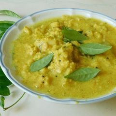 A picture of White pumpkin buttermilk gravy (vellai poosani morkulambu tamil).