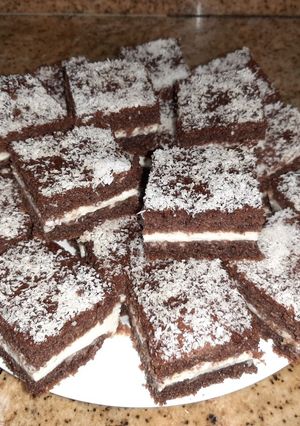 Una foto de Basbousa de crema y cacao