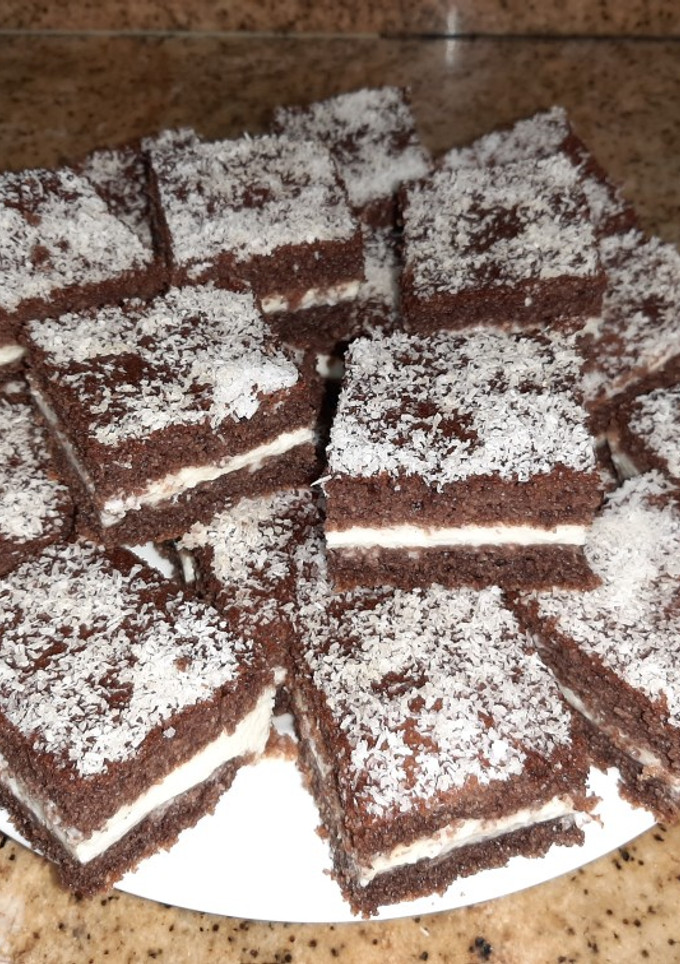 Una foto de Basbousa de crema y cacao