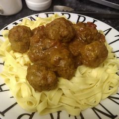 A picture of albondigas.