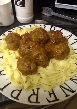A picture of albondigas.