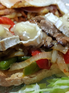 Una foto de Tosta de lomo salteado y queso de cabra
