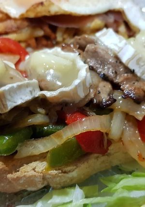 Una foto de Tosta de lomo salteado y queso de cabra