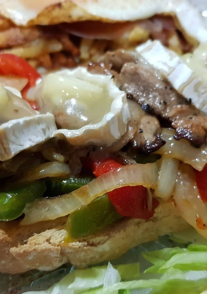 Una foto de Tosta de lomo salteado y queso de cabra