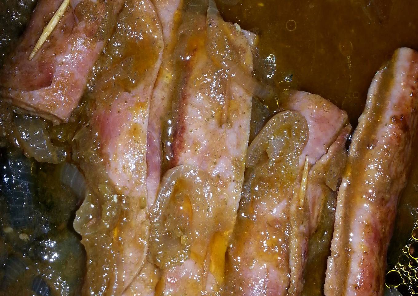 Hamon rollada con salsa