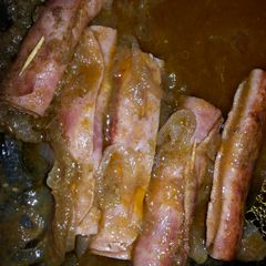 A picture of Hamon rollada con salsa.