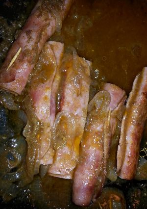 A picture of Hamon rollada con salsa.