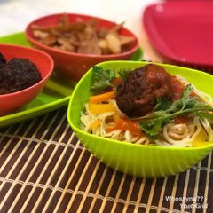 A picture of Whosayna’s Veggie Spaghetti served with Meat balls and Red Sauce.
