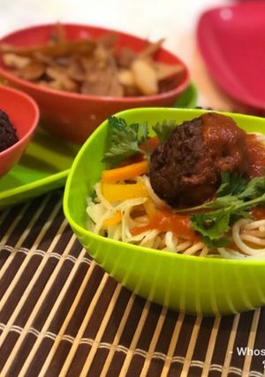 A picture of Whosayna’s Veggie Spaghetti served with Meat balls and Red Sauce.