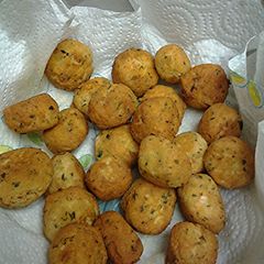 A picture of Parmesan chickenballs.