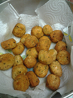 A picture of Parmesan chickenballs.