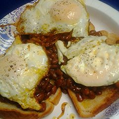 A picture of Baked beans on toast with egg.