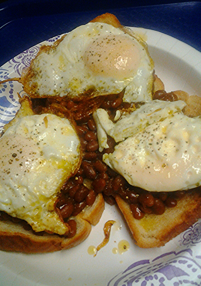 A picture of Baked beans on toast with egg.