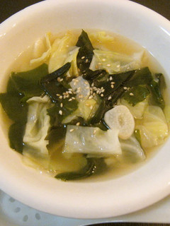 A picture of Wakame Seaweed and Garlic Soup with Cabbage.