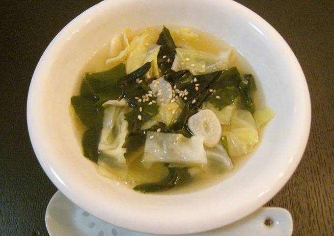 Easiest Way to Prepare Homemade Wakame Seaweed and Garlic Soup with Cabbage