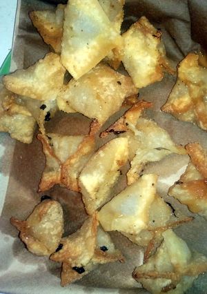A picture of apple wontons.