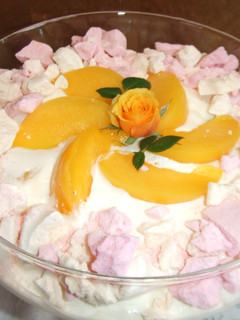 Una foto de Pastel de queso en amarillo, blanco y rosa