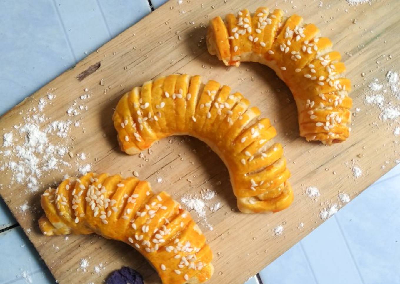 4. Kue Ular / Roti isi